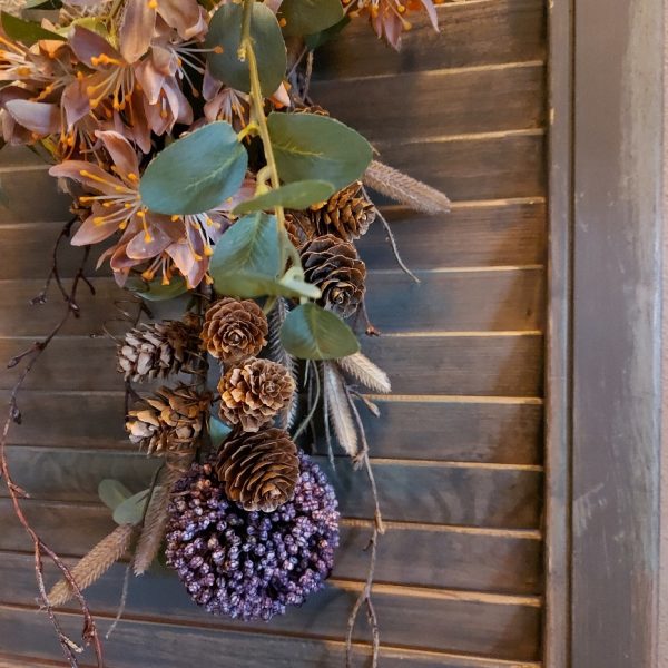 Hand gebonden toef met herfstbloemen van zijde. Exclusief verkrijgbaar bij Creatieve Decoraties Voor Jou.