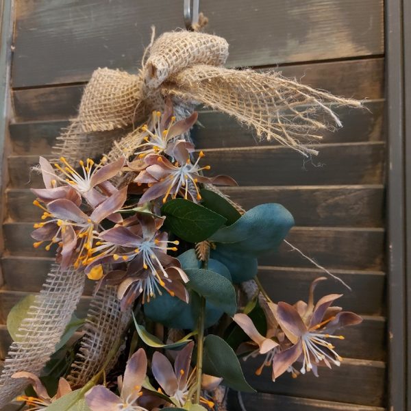 Hand gebonden toef met herfstbloemen van zijde. Exclusief verkrijgbaar bij Creatieve Decoraties Voor Jou.