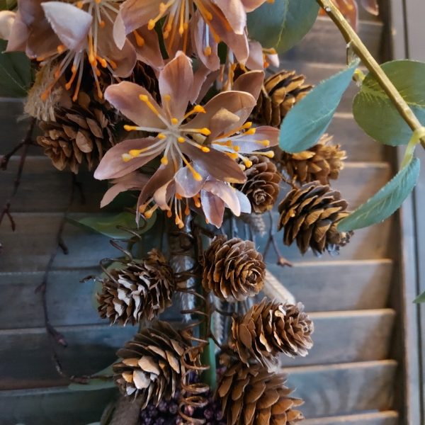 Hand gebonden toef met herfstbloemen van zijde. Exclusief verkrijgbaar bij Creatieve Decoraties Voor Jou.