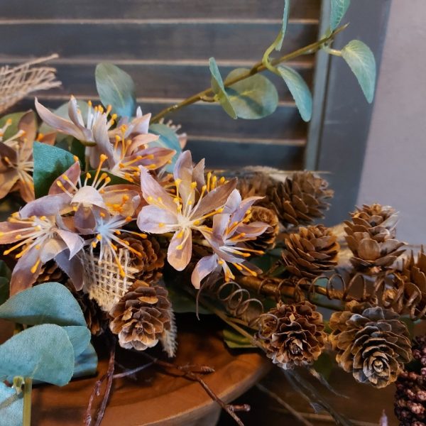 Hand gebonden toef met herfstbloemen van zijde. Exclusief verkrijgbaar bij Creatieve Decoraties Voor Jou.