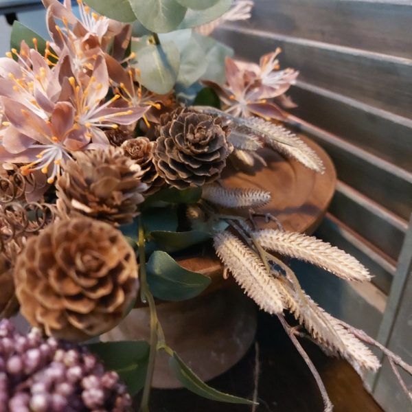 Hand gebonden toef met herfstbloemen van zijde. Exclusief verkrijgbaar bij Creatieve Decoraties Voor Jou.