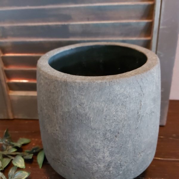 Bloempot van aardewerk in betonlook, van het merk Brynxz uit de serie Majestic Vintage.