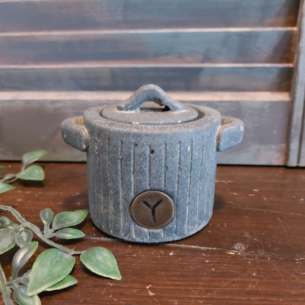 Theelichthouder potje met deksel van aardewerk in een beton grijze kleur, van het merk Brynxz uit de serie Majestic Vintage.