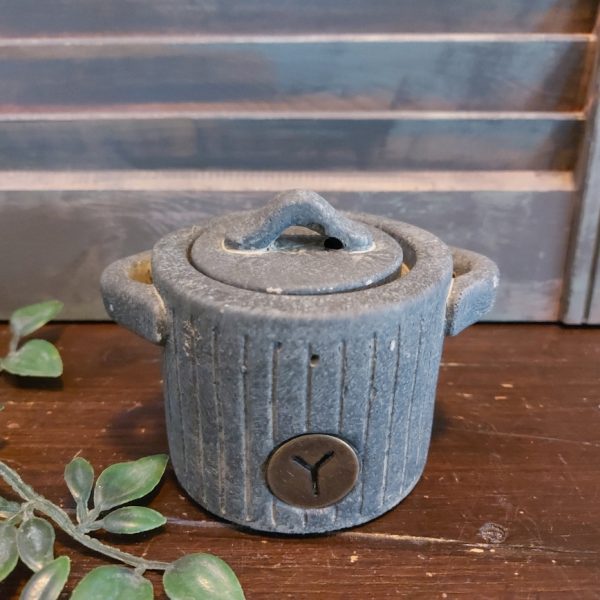 Theelichthouder potje met deksel van aardewerk in een beton grijze kleur, van het merk Brynxz uit de serie Majestic Vintage.