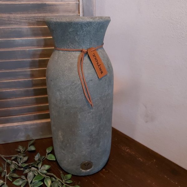 Vaas van aardewerk in een grijze betonlook van het merk Brynxz uit de serie Majestic Vintage.