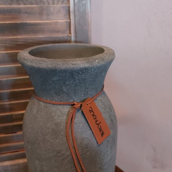 Vaas van aardewerk in een grijze betonlook van het merk Brynxz uit de serie Majestic Vintage.