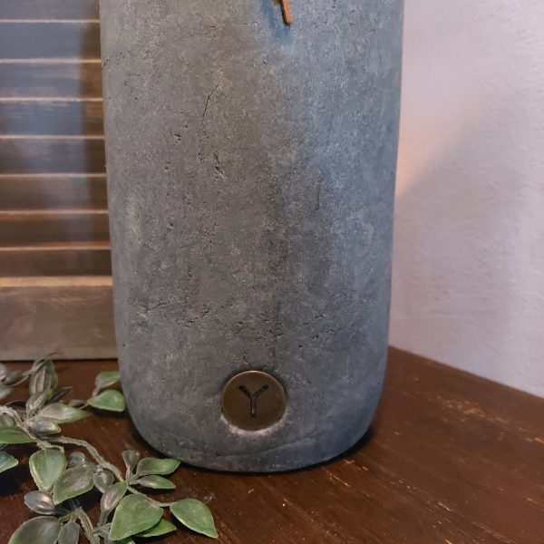 Vaas van aardewerk in een grijze betonlook van het merk Brynxz uit de serie Majestic Vintage.