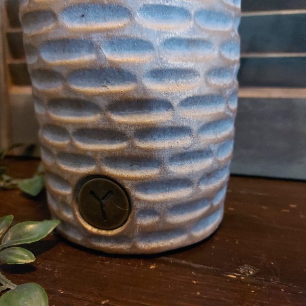 Bloemvaas van aardewerk in zachte kleurtinten, van het merk Brynxz uit de serie Jewel.