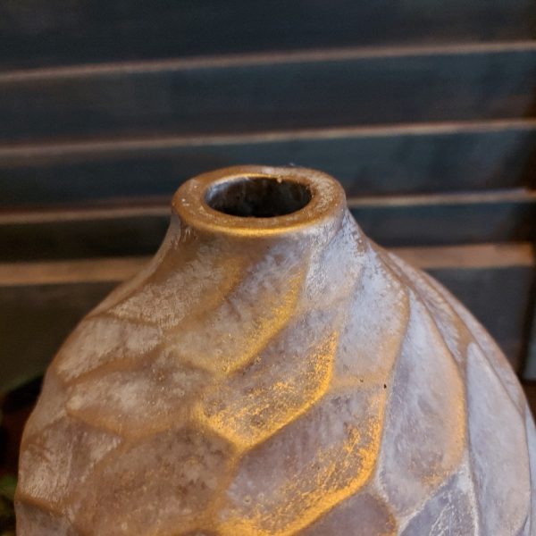 Bloemvaas van aardewerk in zachte kleurtinten, van het merk Brynxz uit de serie Jewel.