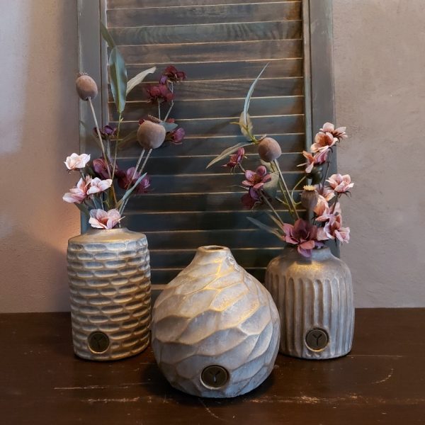 Bloemvaas van aardewerk in zachte kleurtinten, van het merk Brynxz uit de serie Jewel.