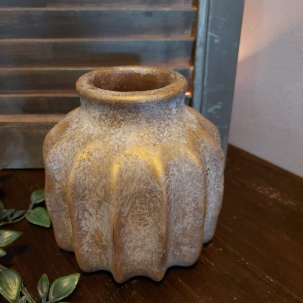 Bloemvaas van aardewerk in zachte kleurtinten, van het merk Brynxz uit de serie Jewel.