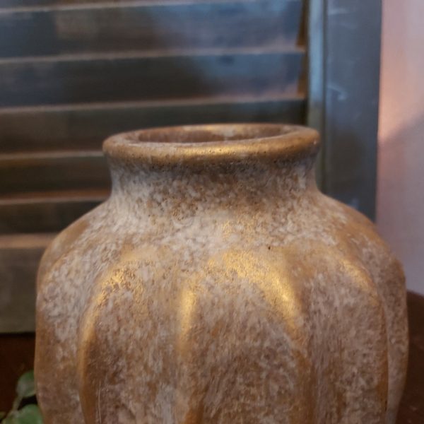 Bloemvaas van aardewerk in zachte kleurtinten, van het merk Brynxz uit de serie Jewel.