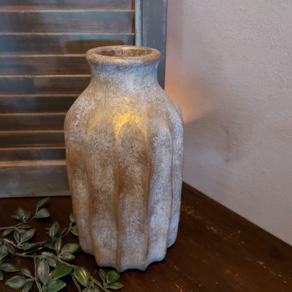 Bloemvaas van aardewerk in zachte kleurtinten, van het merk Brynxz uit de serie Jewel.