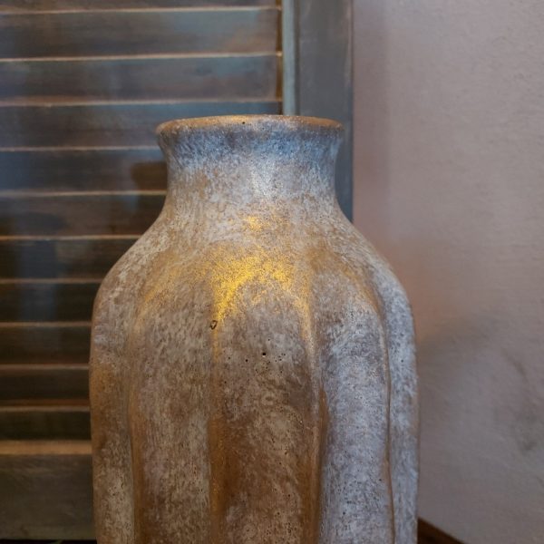 Bloemvaas van aardewerk in zachte kleurtinten, van het merk Brynxz uit de serie Jewel.