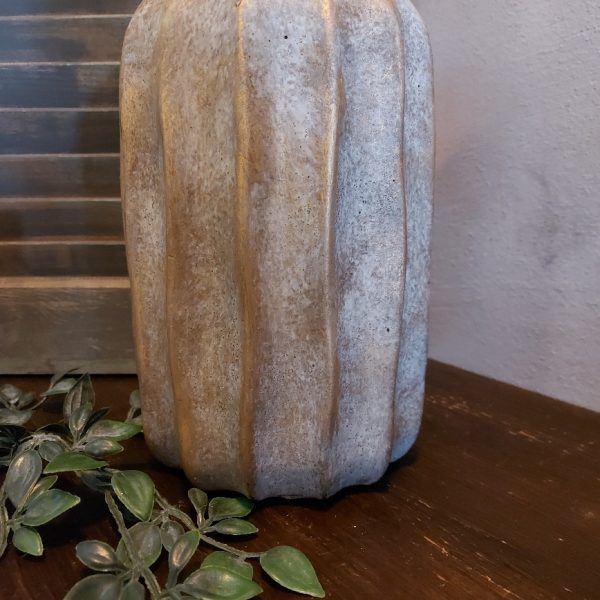 Bloemvaas van aardewerk in zachte kleurtinten, van het merk Brynxz uit de serie Jewel.