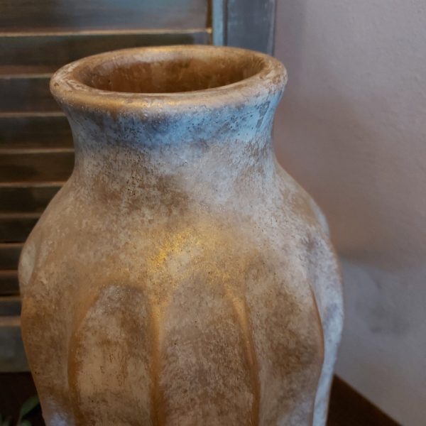 Bloemvaas van aardewerk in zachte kleurtinten, van het merk Brynxz uit de serie Jewel.