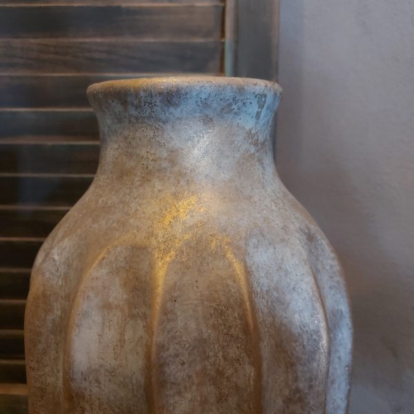 Bloemvaas van aardewerk in zachte kleurtinten, van het merk Brynxz uit de serie Jewel.