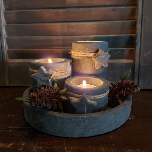 Complete set bestaande uit een schaal met drie sfeerlichtjes. Gemaakt van aardewerk en afgewerkt in een grijze beton kleur. Van het merk Brynxz uit de serie Majestic Vintage.