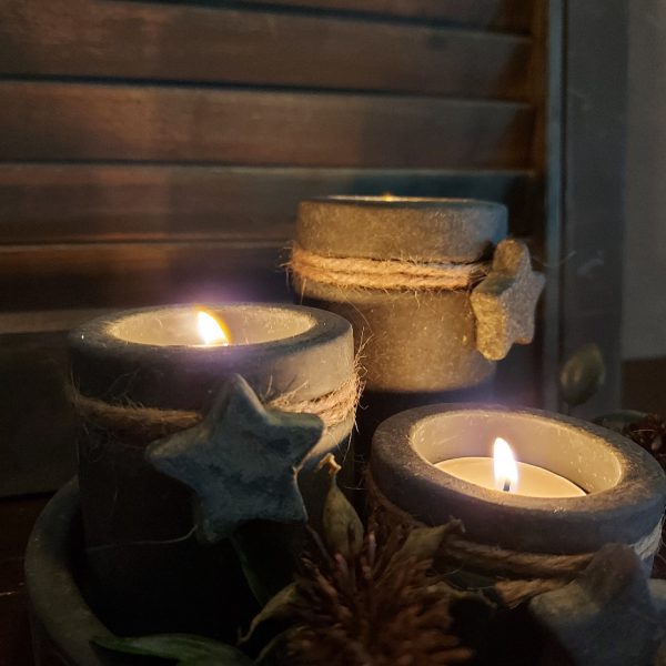 Complete set bestaande uit een schaal met drie sfeerlichtjes. Gemaakt van aardewerk en afgewerkt in een grijze beton kleur. Van het merk Brynxz uit de serie Majestic Vintage.