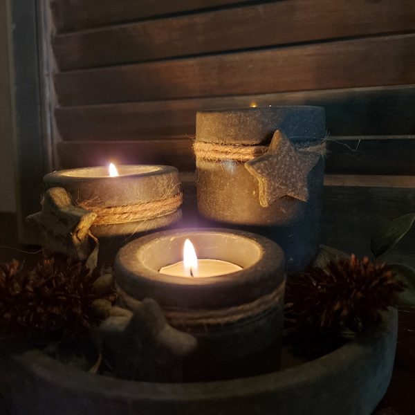 Complete set bestaande uit een schaal met drie sfeerlichtjes. Gemaakt van aardewerk en afgewerkt in een grijze beton kleur. Van het merk Brynxz uit de serie Majestic Vintage.