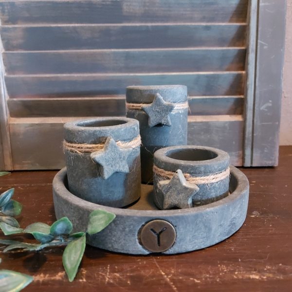 Complete set bestaande uit een schaal met drie sfeerlichtjes. Gemaakt van aardewerk en afgewerkt in een grijze beton kleur. Van het merk Brynxz uit de serie Majestic Vintage.
