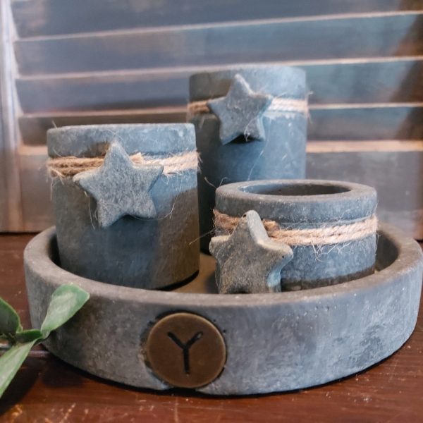 Complete set bestaande uit een schaal met drie sfeerlichtjes. Gemaakt van aardewerk en afgewerkt in een grijze beton kleur. Van het merk Brynxz uit de serie Majestic Vintage.