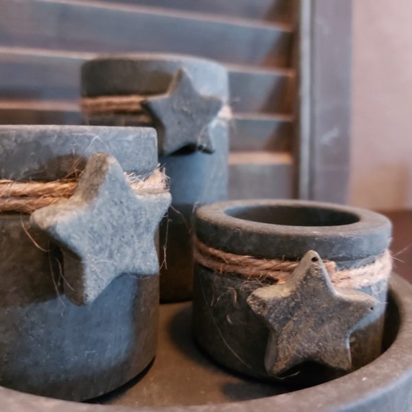 Complete set bestaande uit een schaal met drie sfeerlichtjes. Gemaakt van aardewerk en afgewerkt in een grijze beton kleur. Van het merk Brynxz uit de serie Majestic Vintage.