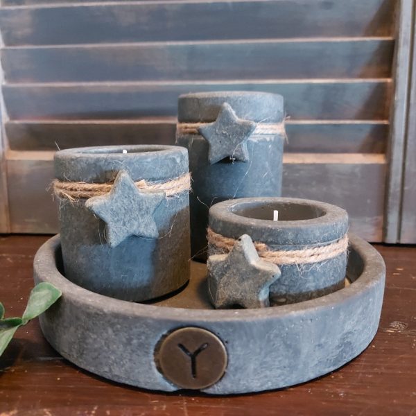 Complete set bestaande uit een schaal met drie sfeerlichtjes. Gemaakt van aardewerk en afgewerkt in een grijze beton kleur. Van het merk Brynxz uit de serie Majestic Vintage.