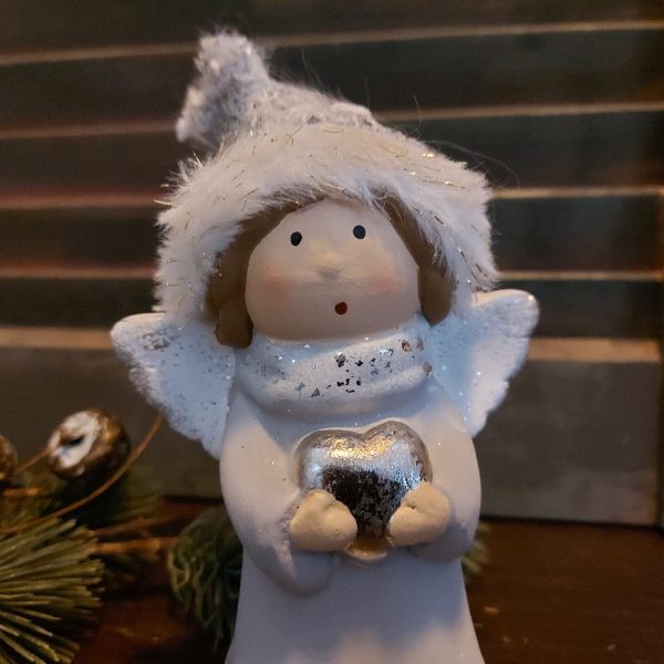 Engel met hartje van polystone in winterse pastelkleuren, van het merk Countryfield.