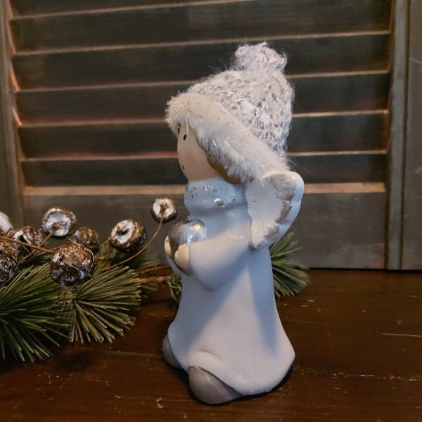 Engel met hartje van polystone in winterse pastelkleuren, van het merk Countryfield.