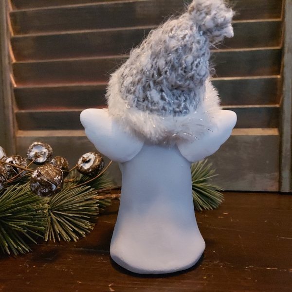 Engel met hartje van polystone in winterse pastelkleuren, van het merk Countryfield.
