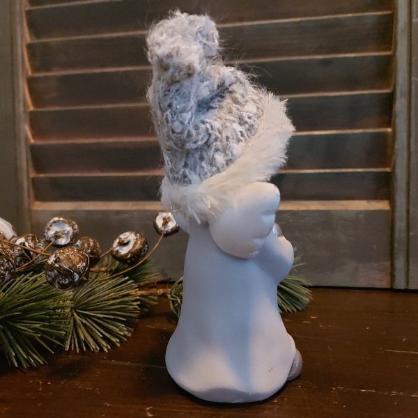 Engel met hartje van polystone in winterse pastelkleuren, van het merk Countryfield.
