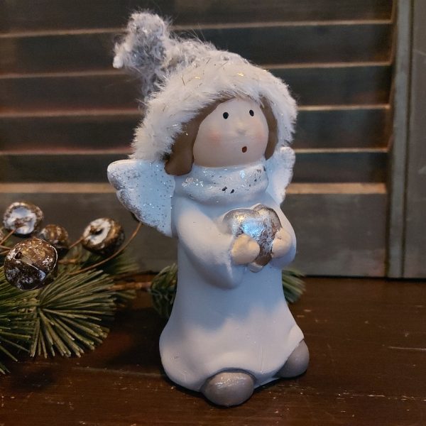 Engel met hartje van polystone in winterse pastelkleuren, van het merk Countryfield.