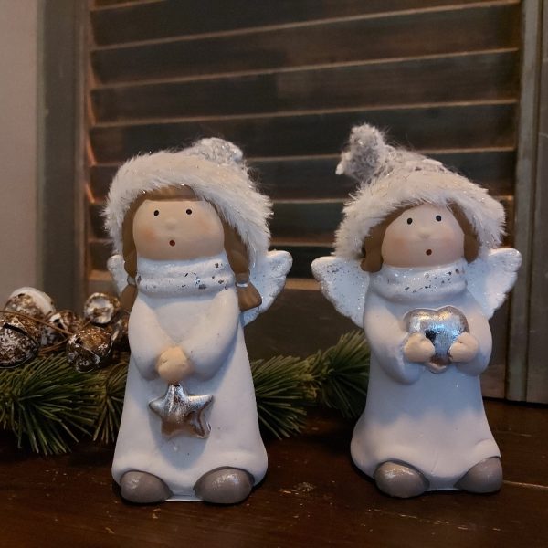 Engel met hartje van polystone in winterse pastelkleuren, van het merk Countryfield.