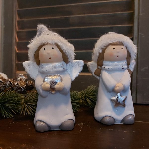 Engel met hartje van polystone in winterse pastelkleuren, van het merk Countryfield.