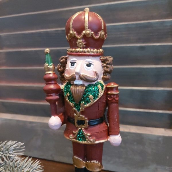 Notenkraker kerstdecoratie van aardewerk met een scepter, van het merk Mansion Atmosphere.