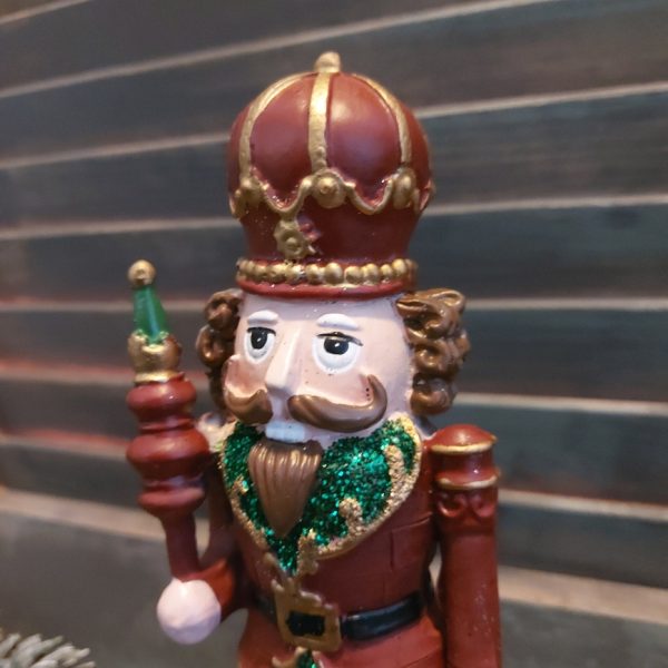 Notenkraker kerstdecoratie van aardewerk met een scepter, van het merk Mansion Atmosphere.