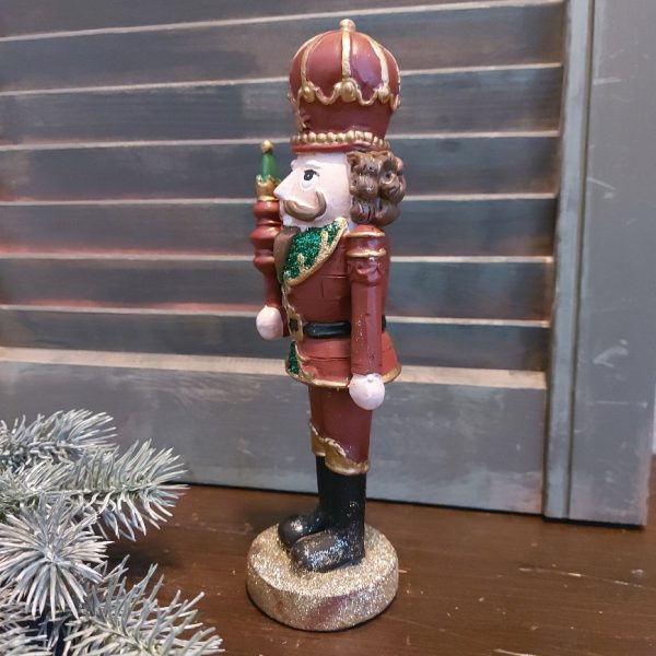 Notenkraker kerstdecoratie van aardewerk met een scepter, van het merk Mansion Atmosphere.