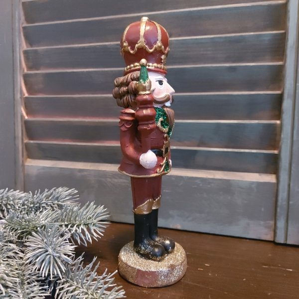 Notenkraker kerstdecoratie van aardewerk met een scepter, van het merk Mansion Atmosphere.