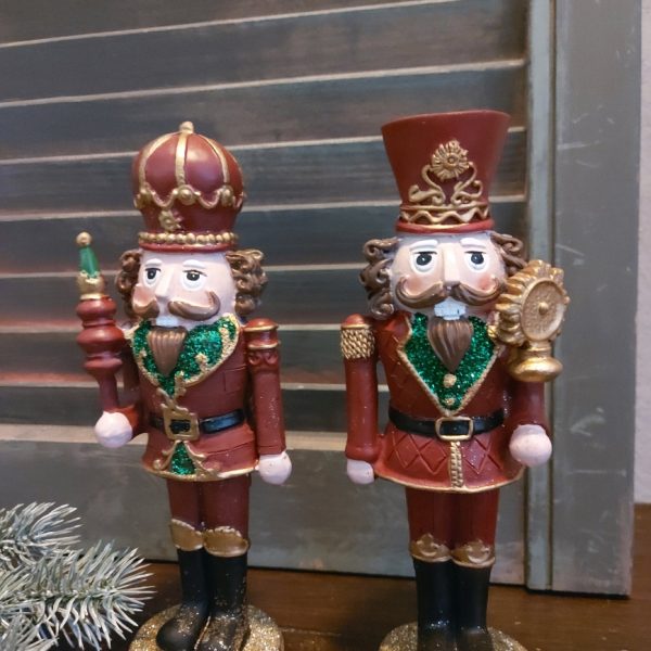 Notenkraker kerstdecoratie van aardewerk met een scepter, van het merk Mansion Atmosphere.