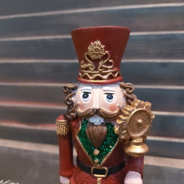 Notenkraker kerstdecoratie van aardewerk met een scepter, van het merk Mansion Atmosphere.