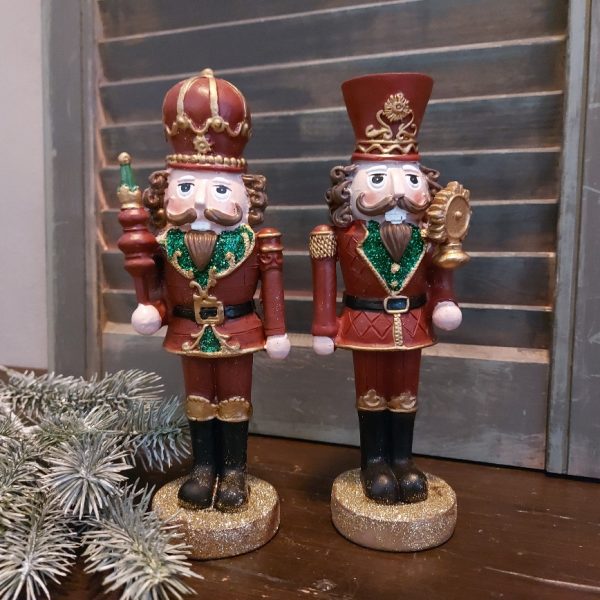 Notenkraker kerstdecoratie van aardewerk met een scepter, van het merk Mansion Atmosphere.