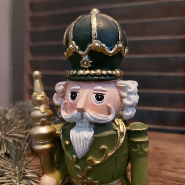 Notenkraker randzitter kerstdecoratie van aardewerk met een scepter, van het merk Mansion Atmosphere.