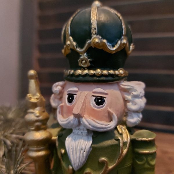 Notenkraker randzitter kerstdecoratie van aardewerk met een scepter, van het merk Mansion Atmosphere.