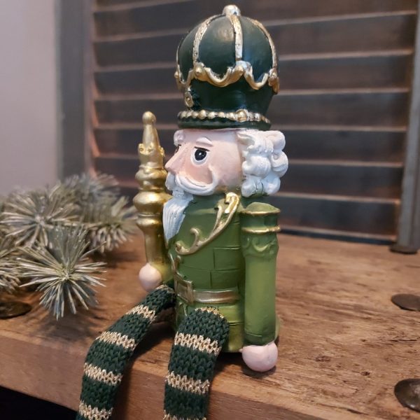Notenkraker randzitter kerstdecoratie van aardewerk met een scepter, van het merk Mansion Atmosphere.