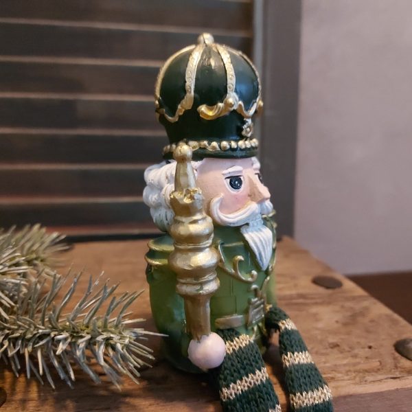 Notenkraker randzitter kerstdecoratie van aardewerk met een scepter, van het merk Mansion Atmosphere.
