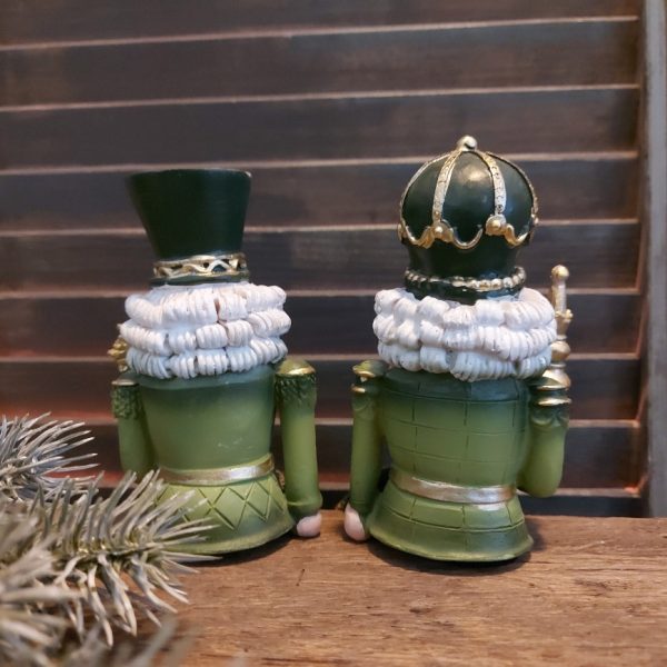 Notenkraker randzitter kerstdecoratie van aardewerk met een scepter, van het merk Mansion Atmosphere.
