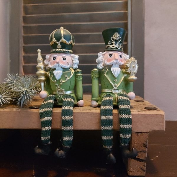 Notenkraker randzitter kerstdecoratie van aardewerk met een scepter, van het merk Mansion Atmosphere.