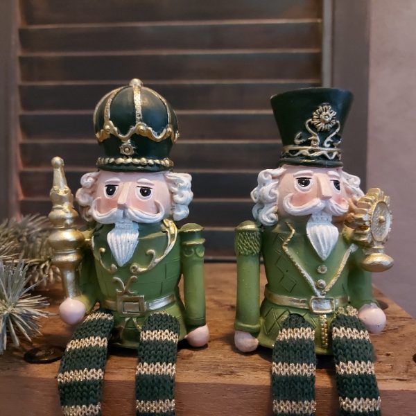 Notenkraker randzitter kerstdecoratie van aardewerk met een scepter, van het merk Mansion Atmosphere.