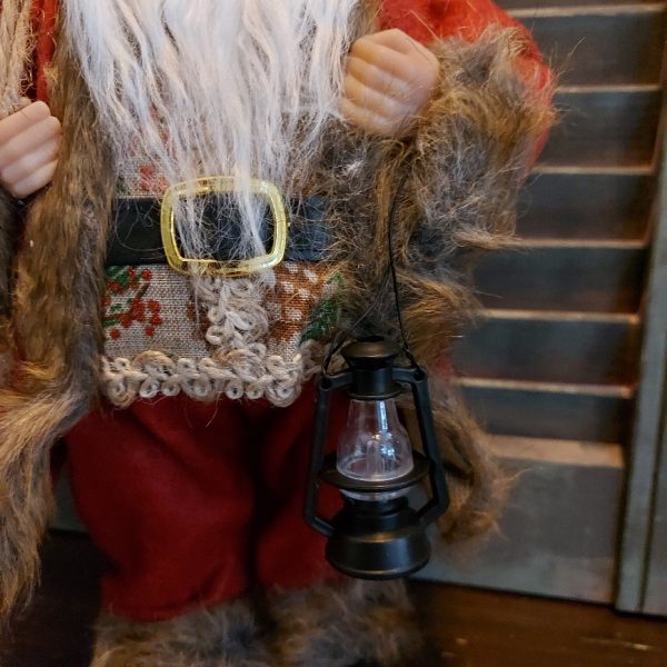 Grote kerstman met LED verlichting, gekleed in een rood vilten pak, van het merk Countryfield.